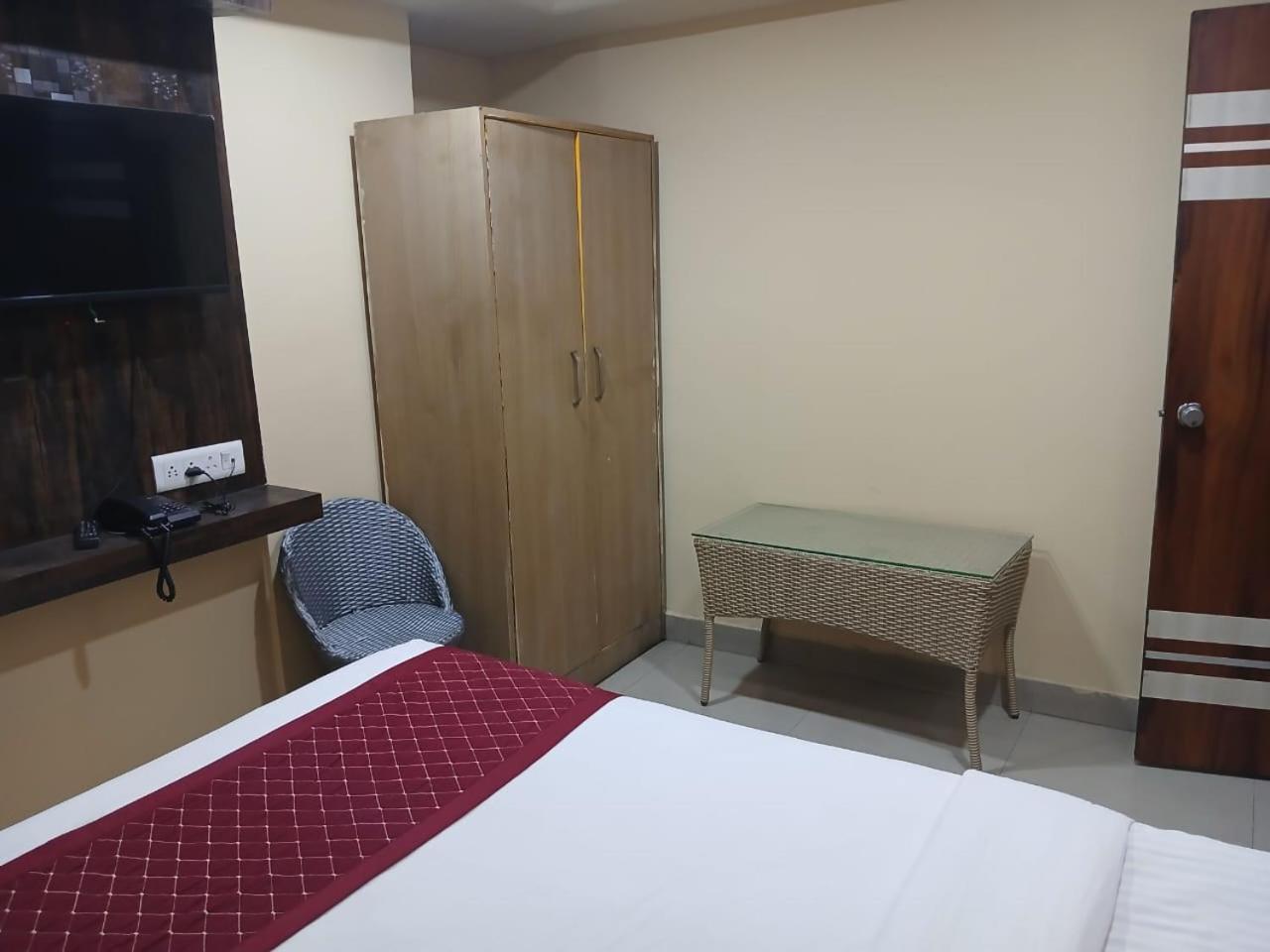 Blossoms Room Holiday Inn- Lakdikapul Гайдарабад Екстер'єр фото