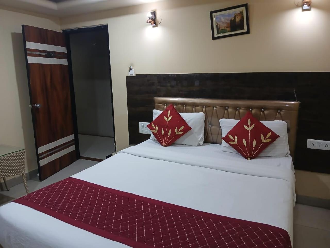 Blossoms Room Holiday Inn- Lakdikapul Гайдарабад Екстер'єр фото